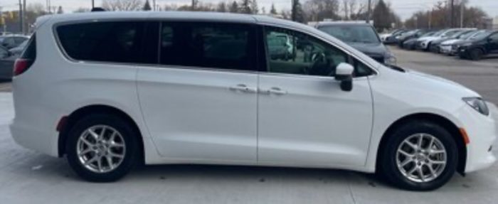 2022 Chrysler Grand Caravan SXT - Image 2